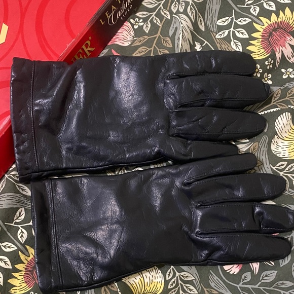 Vintage Isotoner Luxurious Black Leather Gloves 100% cashmere lined gloves - Picture 9 of 11